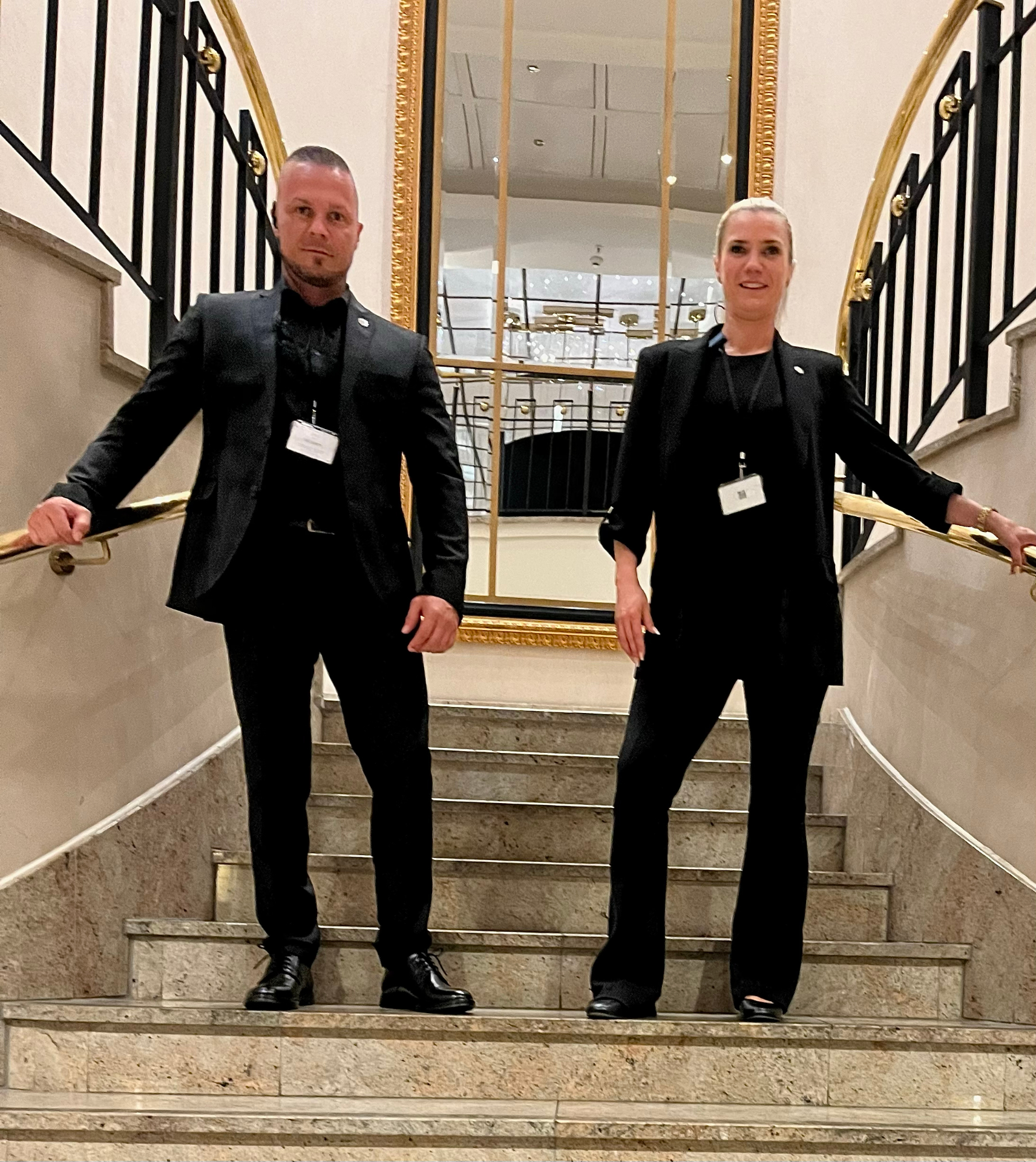 Empfangs- und Pförtnerdienst von Sicherheitshalber Security in einem Lobby-Atrium
